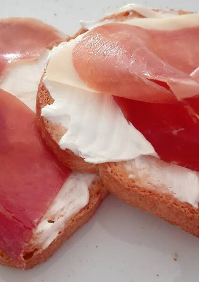 Una foto de 9. Tapa de jamón y queso