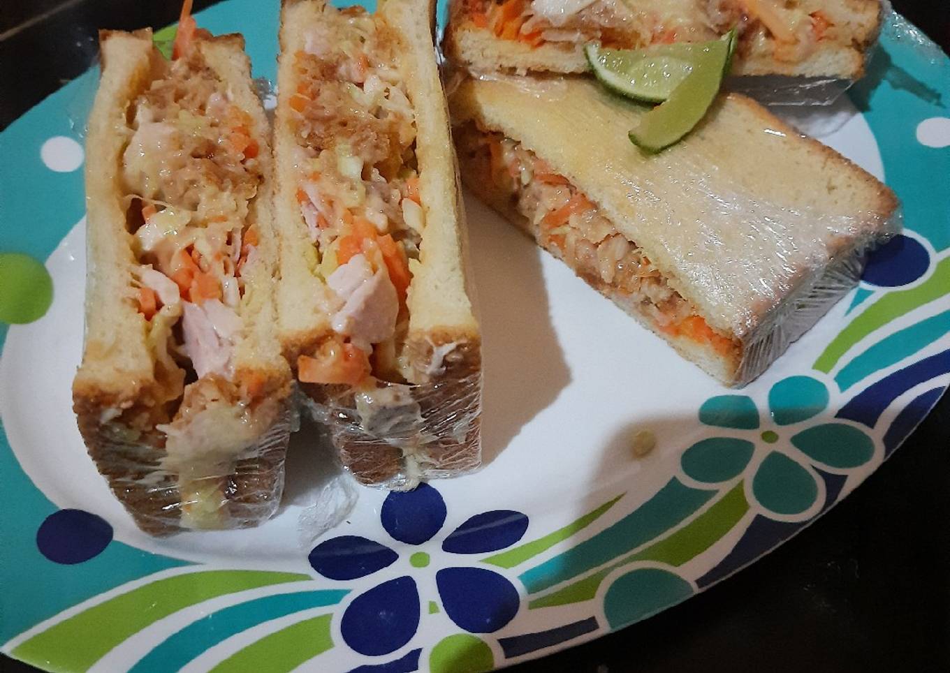 Sandwich dengan ayam dan coleslaw