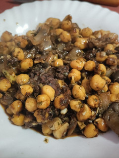 Una foto de Garbanzos con setas y morcilla