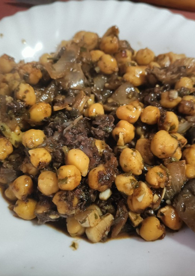 Una foto de Garbanzos con setas y morcilla