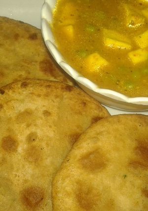 A picture of Matar Paneer stuffed kachori.