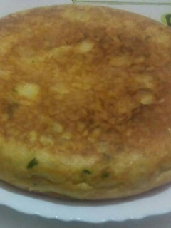 Una foto de Tortilla de patata con ajo y perejil