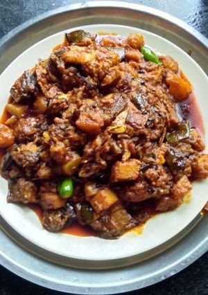 A picture of Hilsha fish vegetables curry.