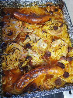Sült hús hagyma ágyon recept fotója