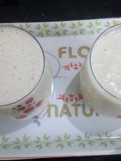 வாழைப்பழம் மில்க் ஷேக் (Vaazhaipazham milkshake recipe in tamil) செய்முறை முக்கிய புகைப்படம்