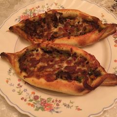 A picture of Turkish Pide.