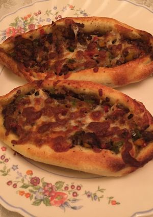 A picture of Turkish Pide.