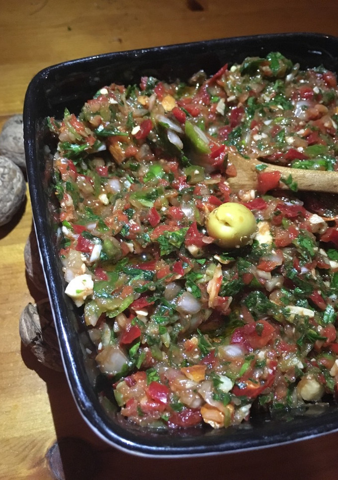 A picture of Acili Ezme (Spicy vegetable salad).