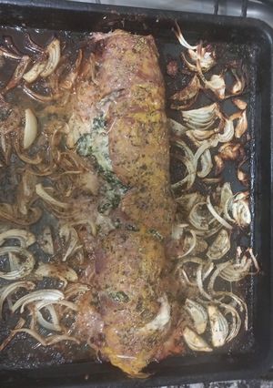Una foto de Roll de bola de lomo relleno de espinaca y queso al horno