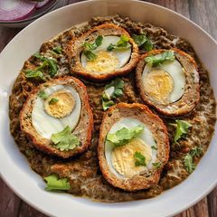 A picture of Scotch eggs in Spinach Gravy base.