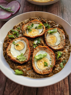 A picture of Scotch eggs in Spinach Gravy base.