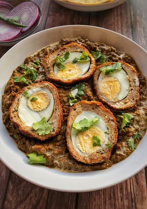 A picture of Scotch eggs in Spinach Gravy base.