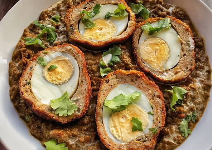 Scotch eggs in Spinach Gravy base