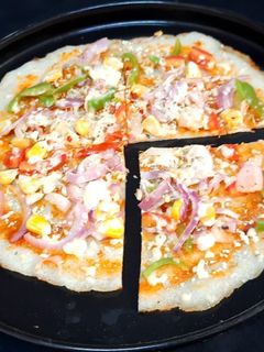 क्रिस्पी डोसा पिज़्ज़ा (Crispy dosa pizza recipe in hindi) रेसिपी मुख्य फोटो