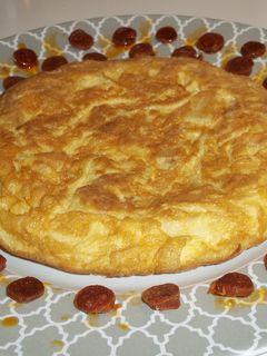 Una foto de Tortilla española y bolitas de chorizo natural