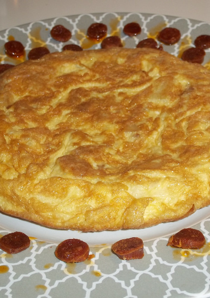 Una foto de Tortilla española y bolitas de chorizo natural