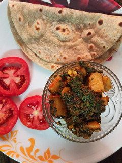 પાલક બટેટા નું શાક(palak bateta shaak recipe in Gujarati) રેસીપી મુખ્ય ફોટો