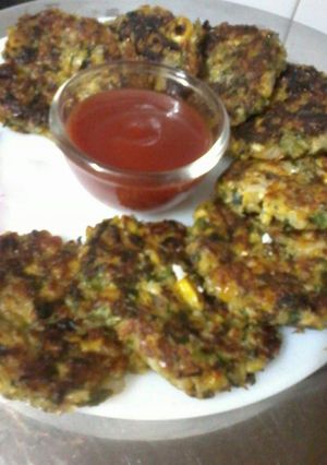 A picture of Methi and corn fritters.