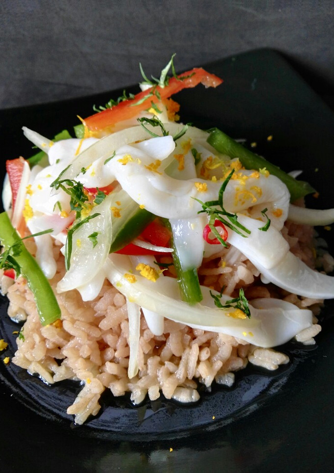 Una foto de Ensalada de arroz y ceviche de sepia