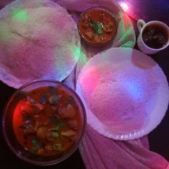 A picture of String hoppers with chicken curry.