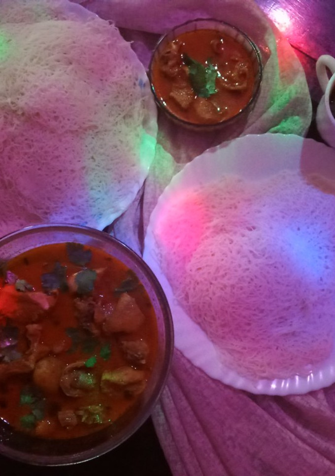 A picture of String hoppers with chicken curry.