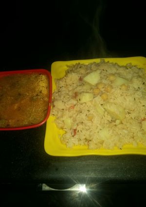 A picture of Chana pulav with moth vaddi.