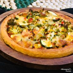 A picture of Whosayna’s Garden Flat Bread.