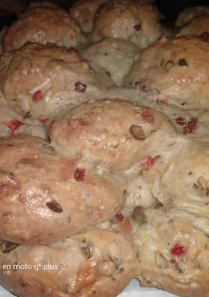 Una foto de Pan con cantimpalo aceitunas moozarella y morrón. ❤️🥖