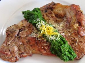 Una foto de Chuletas a la parrilla con pesto