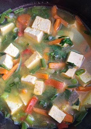 O poză a rețetei Supă asiatică de tofu cu legume.