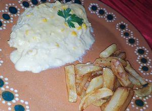 Una foto de Pechuga de pollo en crema de elote
