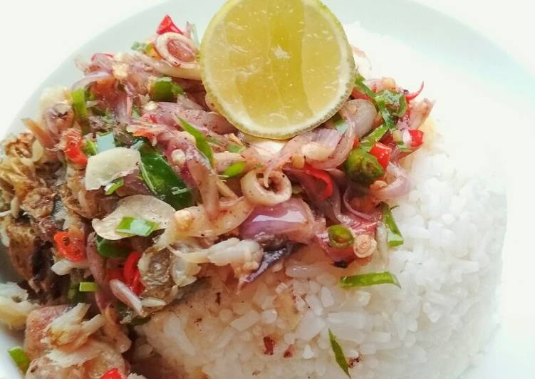 Cara Gampang Menyiapkan Ikan Peda Sambal Matah cocok buat anak kos, Bikin Ngiler