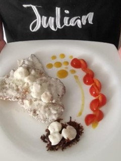 Una foto de Merluza en salsa de puerro y gambas