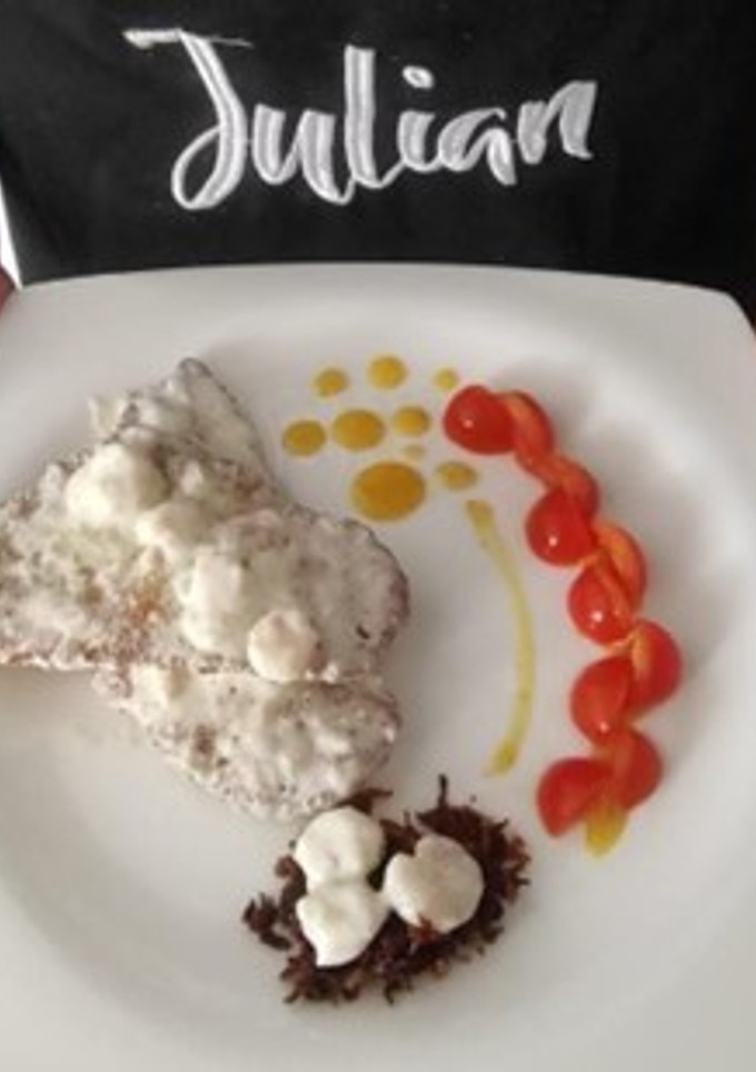 Una foto de Merluza en salsa de puerro y gambas