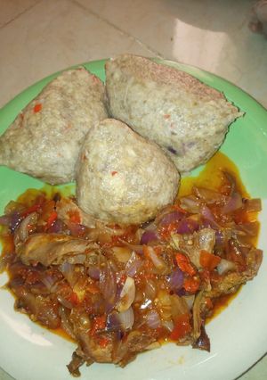 A picture of Moi moi yam en onions sauce wiv minced chicken.