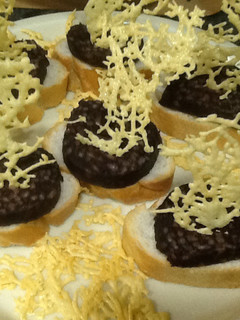 Una foto de Montadito de morcilla de Burgos y crujiente de queso