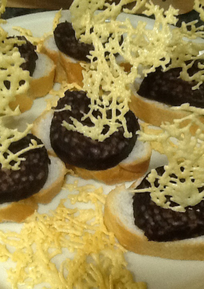 Una foto de Montadito de morcilla de Burgos y crujiente de queso