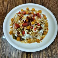 A picture of Dahi ragda Puri.