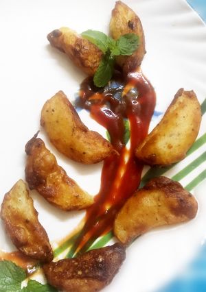 चिझी पोटॅटो व्हेजेस (cheesy potato wedges recipe in marathi) रेसिपी चे मुख्य फोटो 