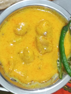 A picture of Kadhi pakora.