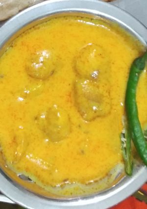 A picture of Kadhi pakora.