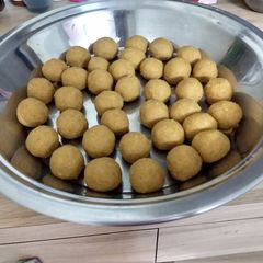 A picture of Besan ke Ladoo.