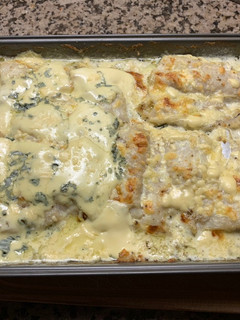 Una foto de Filet merluza con crema y papas!!