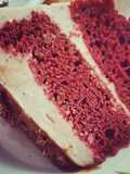 Pastel red velvet relleno cheesecake de fresa