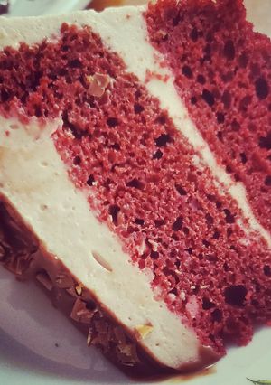 Una foto de Pastel red velvet relleno cheesecake de fresa