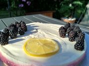 Une photo de cheesecake fruits rouge