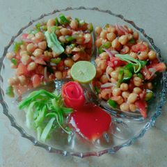 A picture of Chickpeas salad.