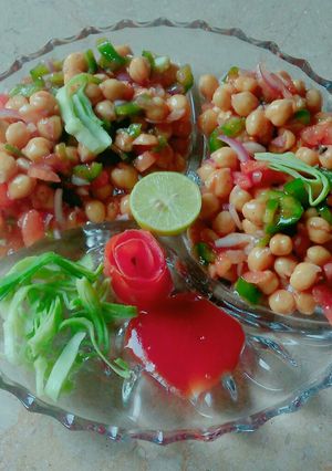 A picture of Chickpeas salad.