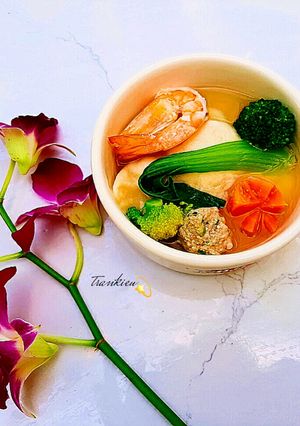 Hình của món Hoành thánh tôm thịt.