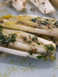 Una foto de Endivias o escarola con vinagreta de ajo, perejil y orégano